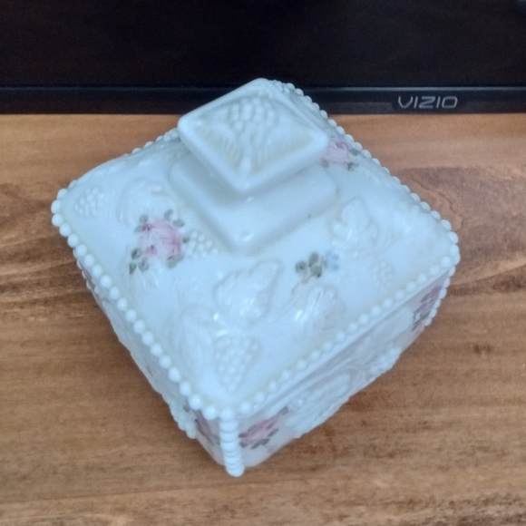 Vintage Pembroke Antique White Milk Glass Candy Dish w/lid - Picture 8 of 9